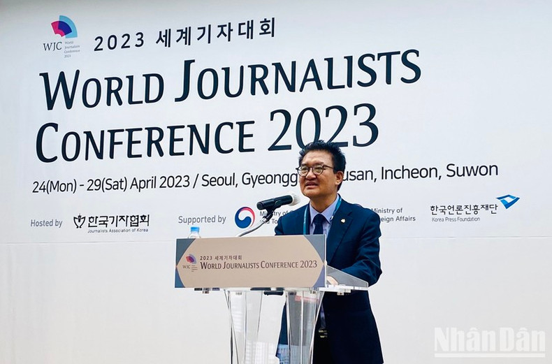 President of the Journalists Association of Korea Kim Dong Hoon delivers opening speech at the conference. (Photo: NDO)