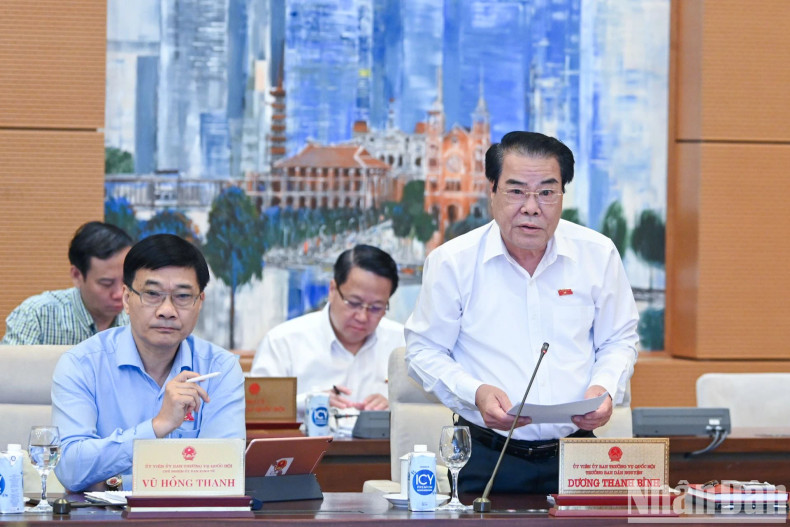 Head of the People’s Volunteer Department under the NA Standing Committee Duong Thanh Binh presents reports at the meeting.