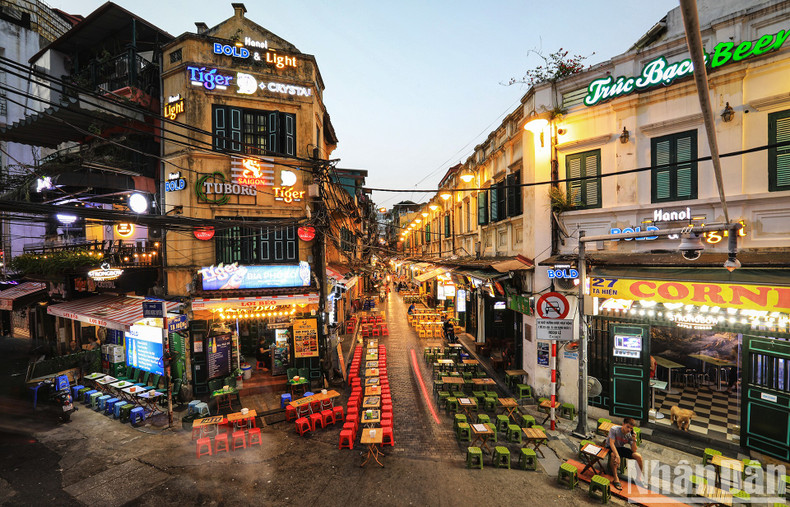 Known as a “sleepless street” in the heart of Hanoi, Ta Hien Street welcomes tourists from all over the world, thanks to various types of entertainment. Far from other old streets, Ta Hien is crowded when night falls. Known as a “sleepless street” in the heart of Hanoi, Ta Hien Street welcomes tourists from all over the world, thanks to various types of entertainment. Far from other old streets, Ta Hien is crowded when night falls.