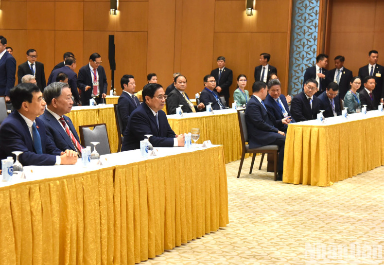 The delegates attend and witness the signing of cooperation deals. The delegates attend and witness the signing of cooperation deals.