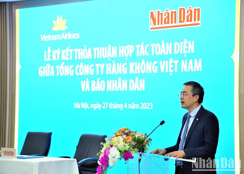 Secretary of the Party Committee and Chairman of the Board of Management of Vietnam Airlines Dang Ngoc Hoaspeaks at the ceremony.