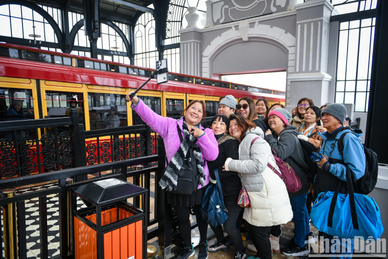 On the first day of the New Year vacation, thousands of visitors came to Sun World Fansipan Legend, 2.5 times higher than last week. It is expected that in the last two holidays, the number of visitors will increase 4 times compared to normal days.