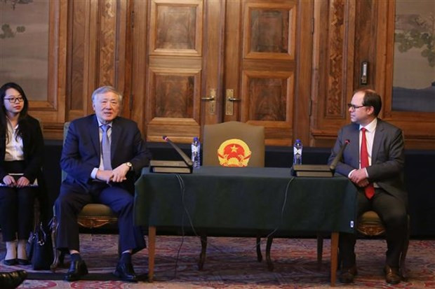 At the working session between Chief Justice of the Supreme People's Court Nguyen Hoa Binh and Deputy Secretary General of the Permanent Court of Arbitration (PCA) Martin Doe. (Photo: VNA)