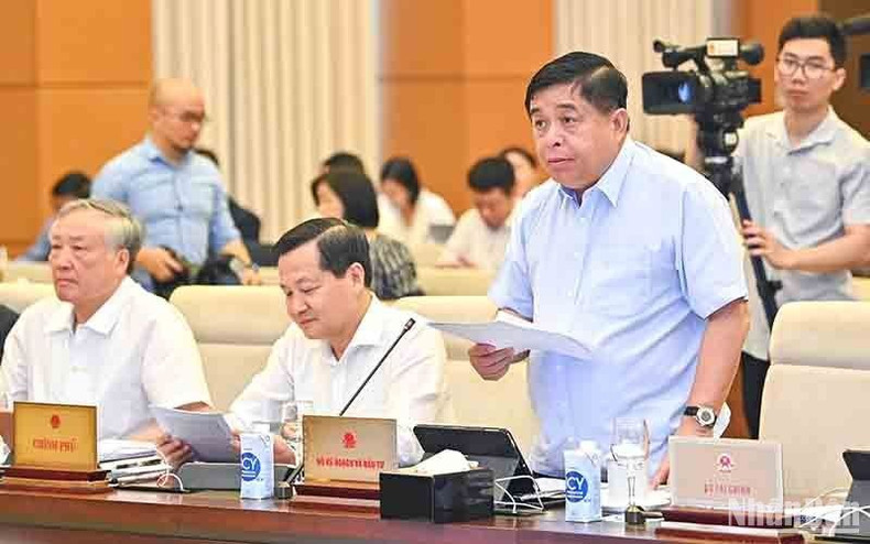 Minister of Planning and Investment Nguyen Chi Dung presents a report on socio-economic situation at the session.