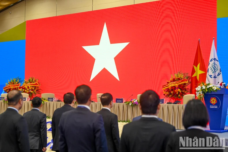 Delegates perform the flag-raising ceremony at the opening ceremony. Delegates perform the flag-raising ceremony at the opening ceremony.