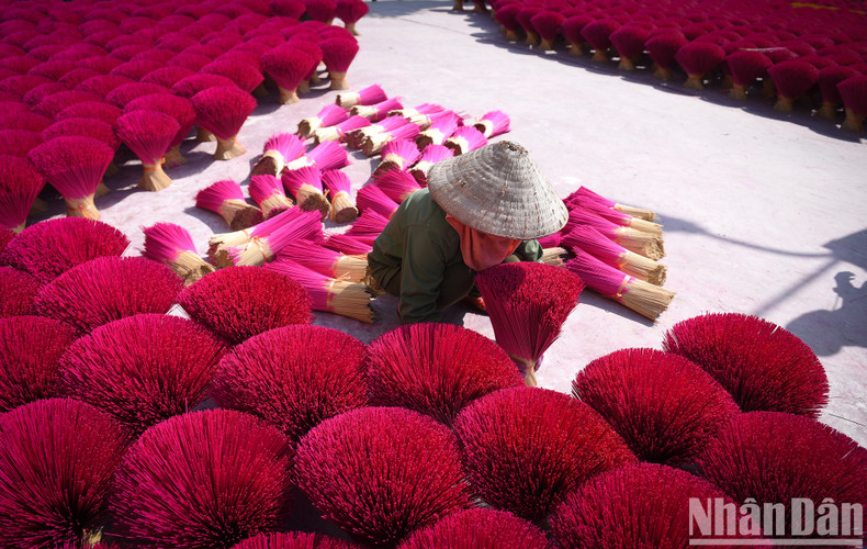To take satisfactory photos, visitors should choose sunny days to visit the incense village of Quang Phu Cau. To take satisfactory photos, visitors should choose sunny days to visit the incense village of Quang Phu Cau.