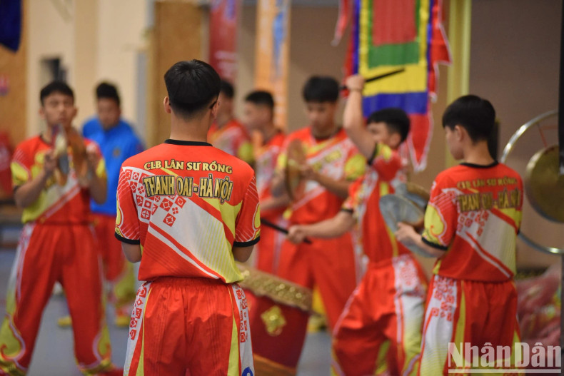 The performances feature the participation of a large number of martial arts masters and students from many different sects, such as Vovinam - VietVoDao, Minh Long - TaySonVoDao, Son Long Quyen Thuat, Vietnam International School, Hong Teck Lyon Dragon and Lion Dance Club, and Thanh Oai Lion and Dance Club (in Hanoi). The performances feature the participation of a large number of martial arts masters and students from many different sects, such as Vovinam - VietVoDao, Minh Long - TaySonVoDao, Son Long Quyen Thuat, Vietnam International School, Hong Teck Lyon Dragon and Lion Dance Club, and Thanh Oai Lion and Dance Club (in Hanoi).