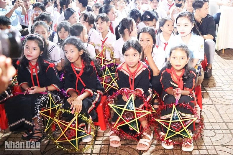 Ethnic minority students in Ea H'leo District attend the 2023 Mid-Autumn Festival.
