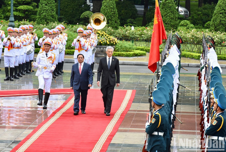 PM Pham Minh Chinh and his Singaporean counterpart Lee Hsien Loong review the guard of honour. PM Pham Minh Chinh and his Singaporean counterpart Lee Hsien Loong review the guard of honour.