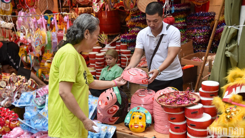 The bustling shopping atmosphere of the people in the streets.