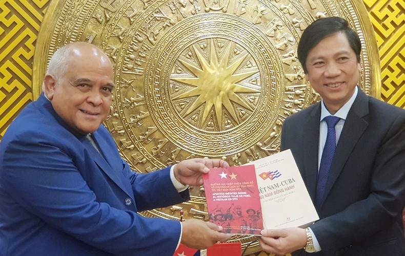 Cuban Ambassador to Vietnam Orlando Nicolas Hernandez Guillen presented the book “Unpublished Records of Fidel's Historic Trip to Vietnam in 1973” and documents on Vietnam-Cuba relations to leaders of Quang Tri Province. (Photo: LAM QUANG HUY)