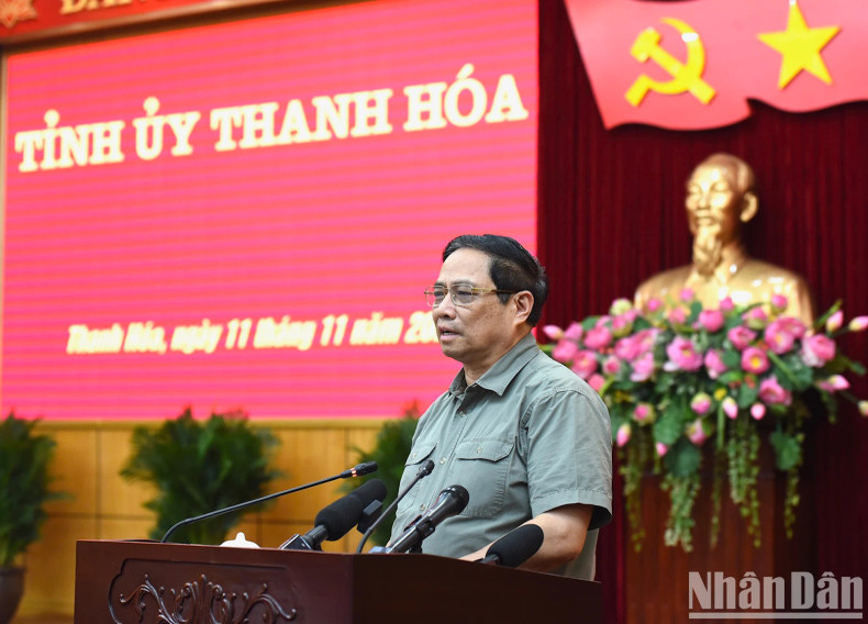 Prime Minister Pham Minh Chinh delivers a speech to close the working session.