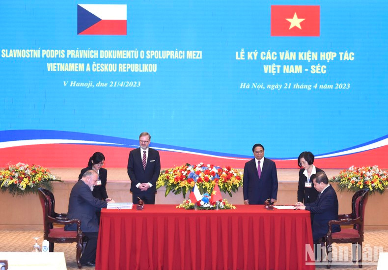 Following their talks, the two Prime Ministers witness the signing of an Agreement on mutual legal assistance in criminal matters, with the Ministry of Justice of the Czech Republic.