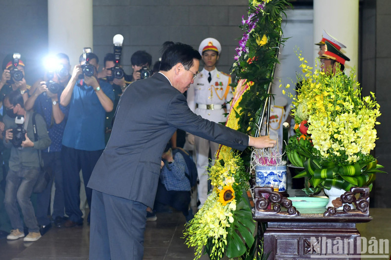 President Vo Van Thuong pays a final tribute to Senior Lieutenant General Nguyen Chi Vinh. President Vo Van Thuong pays a final tribute to Senior Lieutenant General Nguyen Chi Vinh.