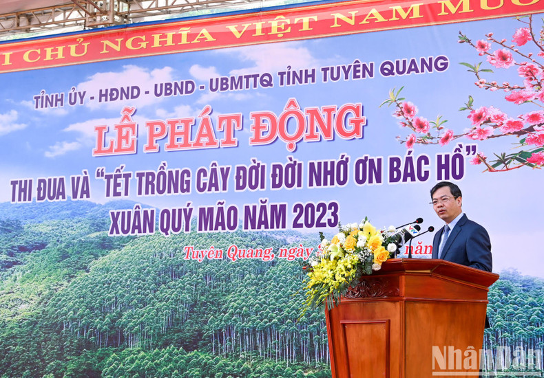Chairman of Tuyen Quang Provincial People’s Committee Nguyen Van Son speaks at the ceremony.