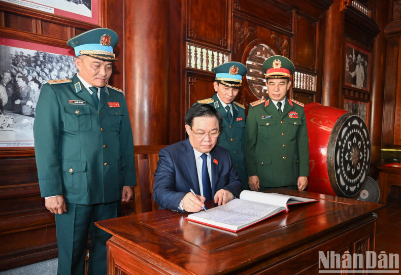 NA Chairman Vuong Dinh Hue writes in the souvenir book of the ADAF. NA Chairman Vuong Dinh Hue writes in the souvenir book of the ADAF.