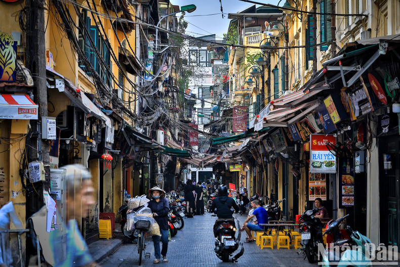 Faced with the challenges of urbanisation, modernisation and integration, with its own identity, Hanoi’s Old Quarter always adapts to survive and develop. Faced with the challenges of urbanisation, modernisation and integration, with its own identity, Hanoi’s Old Quarter always adapts to survive and develop.