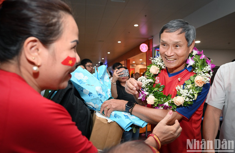 In Pictures: Vietnamese women’s football team returns home to fans’ warm welcome ảnh 2 In Pictures: Vietnamese women’s football team returns home to fans’ warm welcome ảnh 2