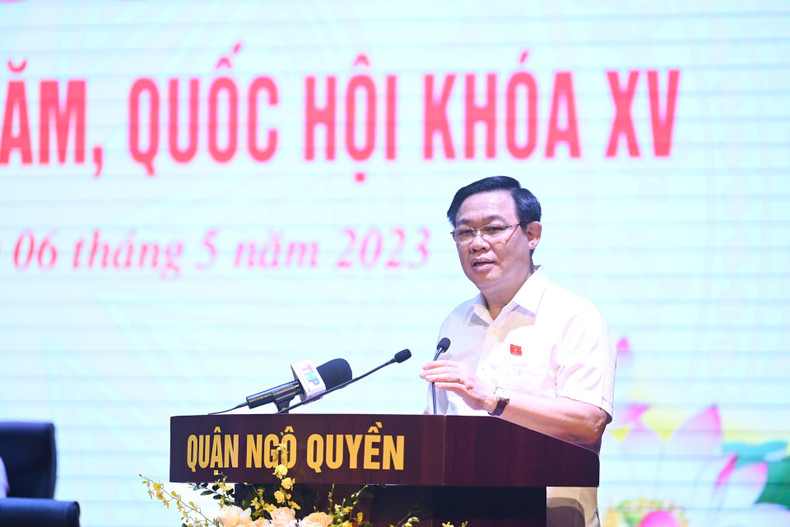 The top legislator speaks at the meeting, receiving opinions and recommendations from voters. The top legislator speaks at the meeting, receiving opinions and recommendations from voters.