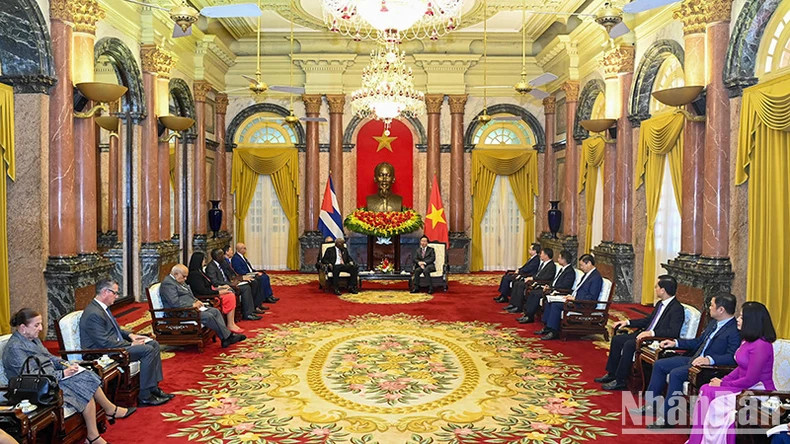 President Vo Van Thuong sees off President of the National Assembly of People's Power of Cuba Esteban Lazo Hernandez.