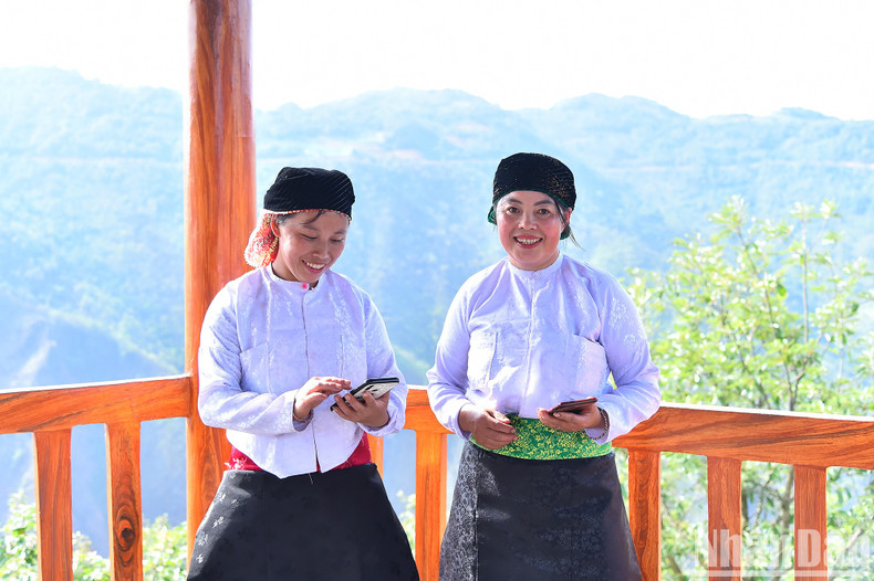 Even for the H'Mong people in Ha Giang, visiting and learning about the northernmost in Lung Cu is their pride and honour. Even for the H'Mong people in Ha Giang, visiting and learning about the northernmost in Lung Cu is their pride and honour.