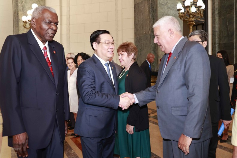 President of the NA of People's Power of Cuba Esteban Lazo Hernández introduces the Cuban delegation’s members to NA Chairman Vuong Dinh Hue. (Photo: Doan Tan/VNA)