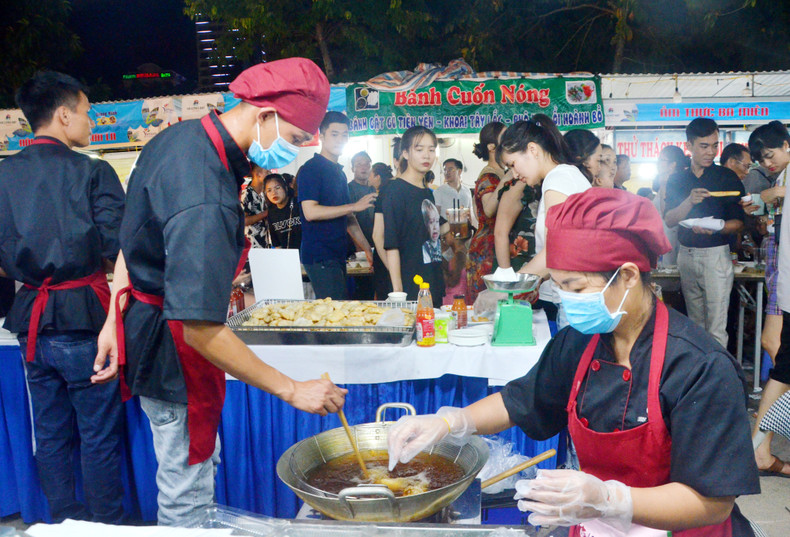 At a space to introduce regional specialties at the Quang Ninh Culinary Festival. (Photo: baoquangninh.vn) At a space to introduce regional specialties at the Quang Ninh Culinary Festival. (Photo: baoquangninh.vn)