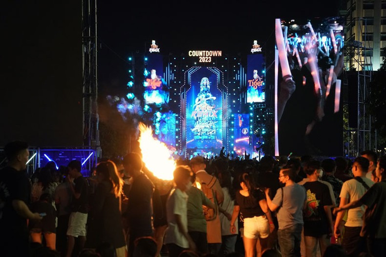 A large number of people join the Countdown Festival on Nguyen Hue pedestrian street.