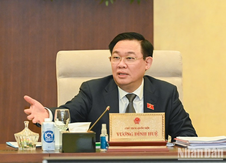 NA Chairman Vuong Dinh Hue speaks at the session. (Photo: NDO)