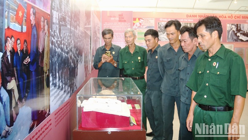 The exhibition honours the value of the poem "Prison Diary" by President Ho Chi Minh.