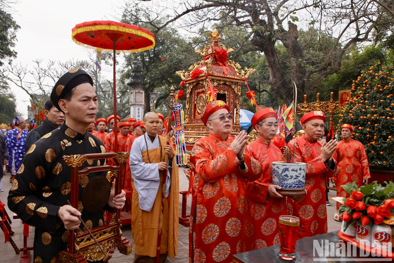 Elders and guardians of Thien Truong Temple pay respects to the Tran kings.
