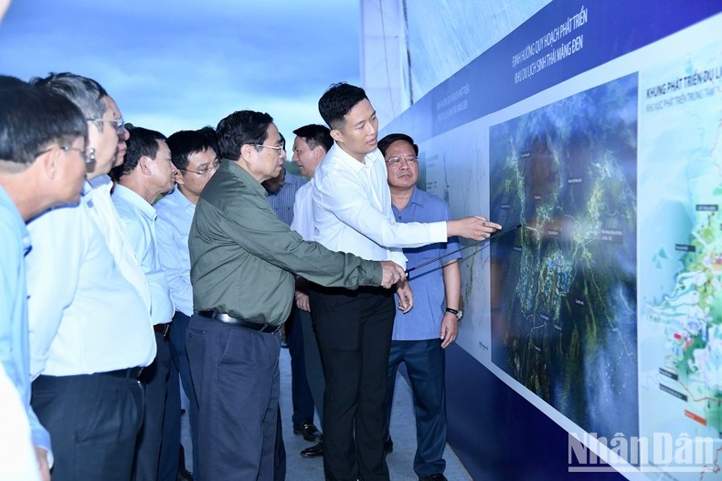 PM Pham Minh Chinh listens to presentations about research proposals for key projects in Kon Tum Province and Mang Den District.