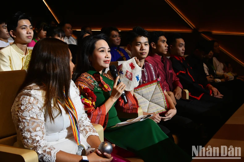 The exchange with Thai ethnic student Vi Duong Phong, from class 12A1 of Nghe An Ethnic Boarding High School, and Thach Thi Anh Lan, a Khmer ethnic pétanque athlete, at the ceremony. The exchange with Thai ethnic student Vi Duong Phong, from class 12A1 of Nghe An Ethnic Boarding High School, and Thach Thi Anh Lan, a Khmer ethnic pétanque athlete, at the ceremony.