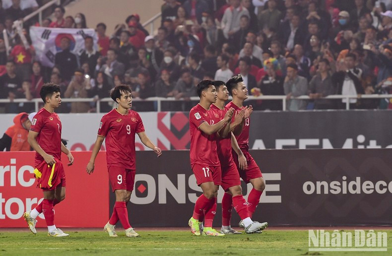 The players go to the stands. The players go to the stands.