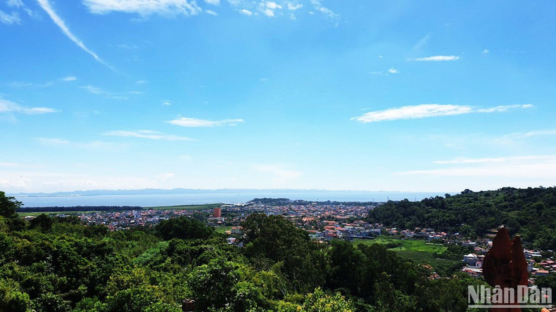 From Tuong Long Tower, visitors can look over the Do Son Sea, green fields, and charming scenery of mountains and sea, really feeling a great experience.
