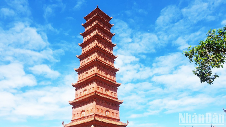 Tuong Long Tower was built on a mountain 126m high above sea level. In addition to religious purposes, Tuong Long Tower also has the role of protecting national safety because it is an observatory that protects the northeastern border of the country.