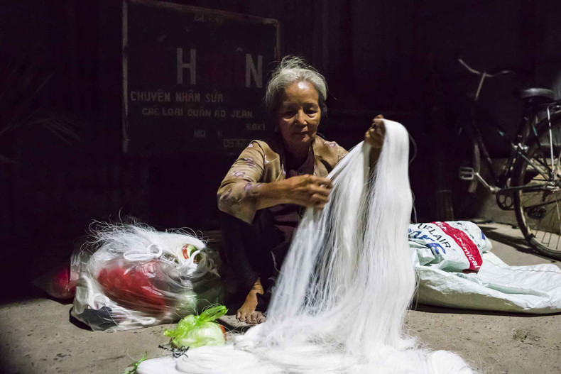 At the age of 62, Pham Thi Canh (Cat Trinh Commune, Phu Canh District) has had 40 years of selling goods at this market. Her house is nearly ten kilometres from the market, so from late at night Mrs. Canh got up to prepare to carry the goods to the market.