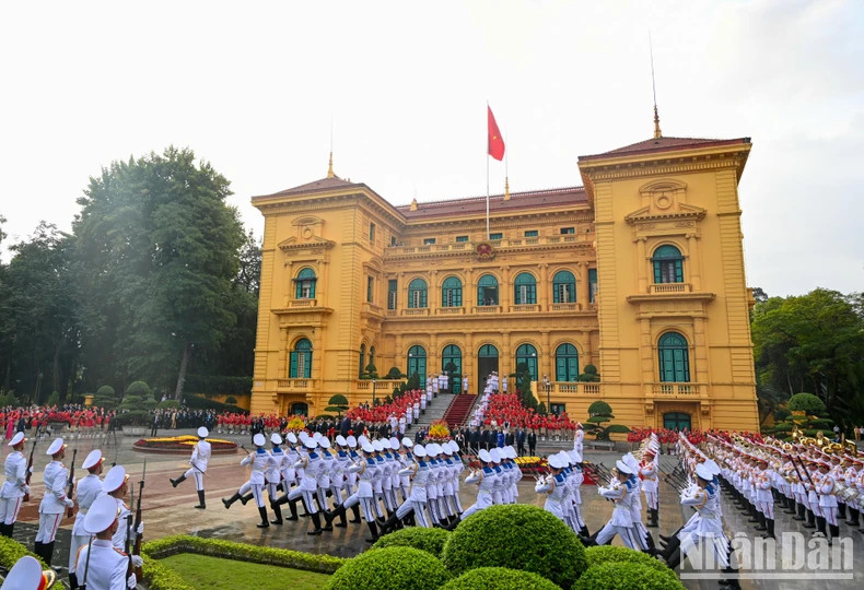 Party General Secretary Nguyen Phu Trong and Chinese Party General Secretary and President Xi Jinping review the guard of honour.