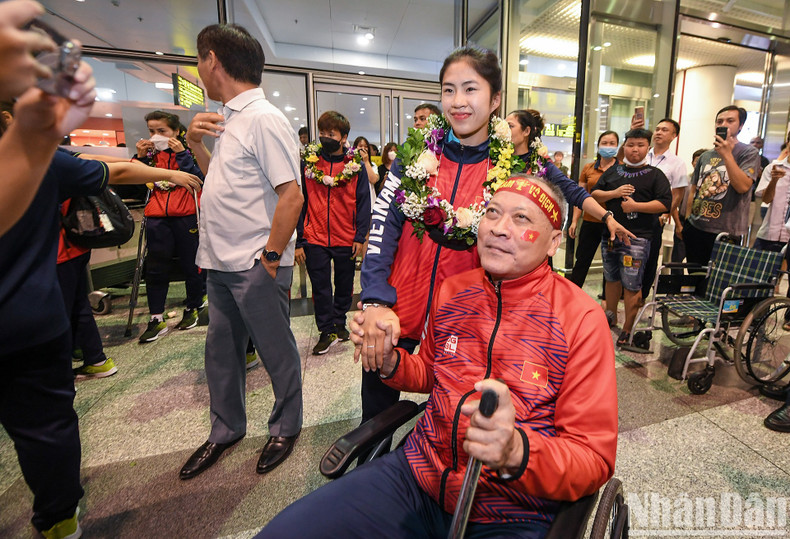 In Pictures: Vietnamese women’s football team returns home to fans’ warm welcome ảnh 9 In Pictures: Vietnamese women’s football team returns home to fans’ warm welcome ảnh 9