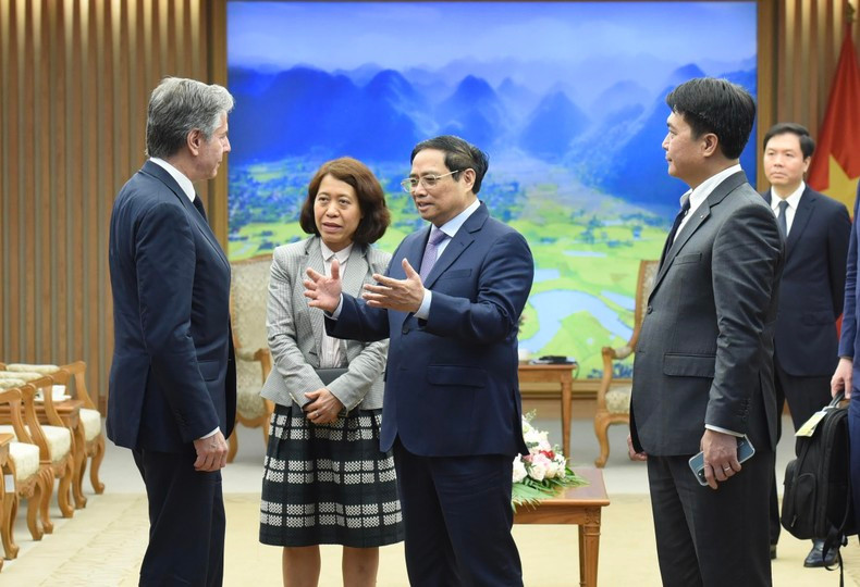 PM Pham Minh Chinh discusses with US Secretary of State Antony Blinken after the meeting. PM Pham Minh Chinh discusses with US Secretary of State Antony Blinken after the meeting.