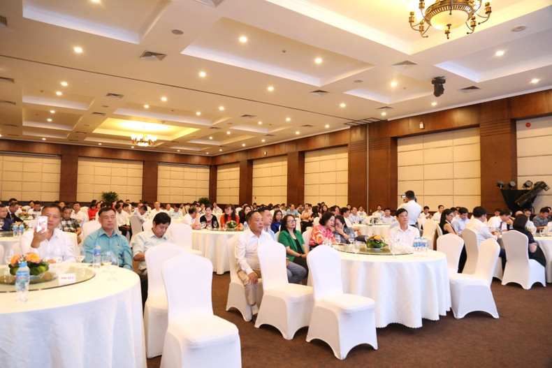 An overview of the meeting between Ha Long City’s leaders and 150 businesses.