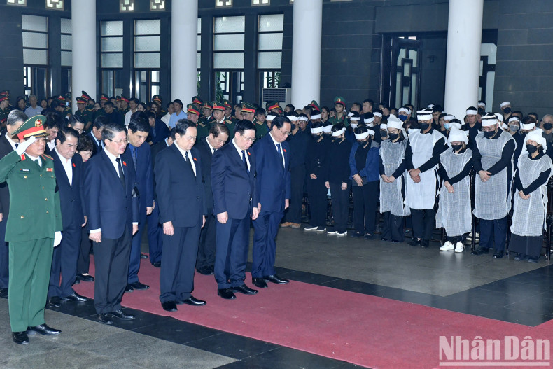 The delegation of the Vietnamese National Assembly (NA), led by NA Chairman Vuong Dinh Hue, pay their last respects to Senior Lieutenant General Nguyen Chi Vinh. The delegation of the Vietnamese National Assembly (NA), led by NA Chairman Vuong Dinh Hue, pay their last respects to Senior Lieutenant General Nguyen Chi Vinh.