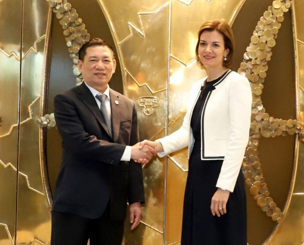 Finance Minister Ho Duc Phoc meets with CEO of the Luxembourg Stock Exchange Julie Becker. (Photo: VNA) Finance Minister Ho Duc Phoc meets with CEO of the Luxembourg Stock Exchange Julie Becker. (Photo: VNA)