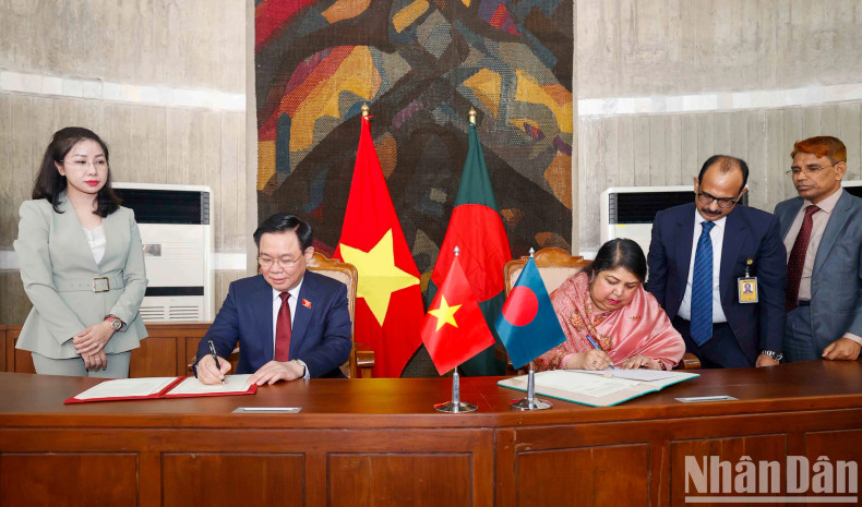 NA Chairman Vuong Dinh Hue and Speaker of Parliament of Bangladesh Shirin Sharmin Chaudhury sign a MoU on cooperation between the two legislatures. NA Chairman Vuong Dinh Hue and Speaker of Parliament of Bangladesh Shirin Sharmin Chaudhury sign a MoU on cooperation between the two legislatures.