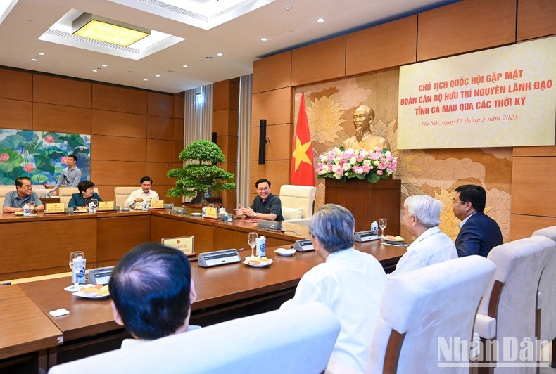 Na Chairman Vuong Dinh Hue talks with the delegates attending the meeting.