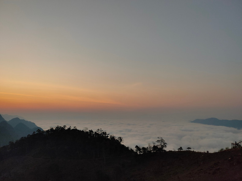 No need to go to Fansipan peak in Sa Pa District of Lao Cai Province or Ta Xua peak in Son La Province, travellers can become "cloud hunters" in Hang Kia and Pa Co Communes, in Hoa Binh Province.