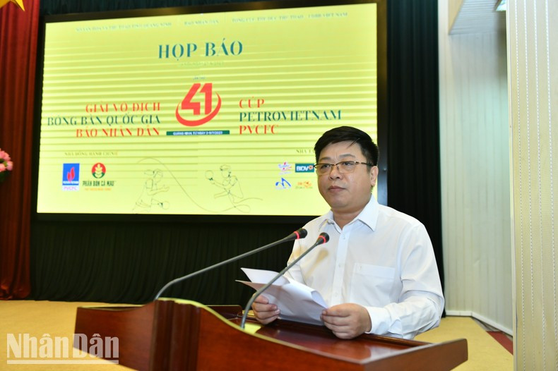 Deputy Editor-in-chief of Nhan Dan Newspaper Que Dinh Nguyen speaks at the press conference.