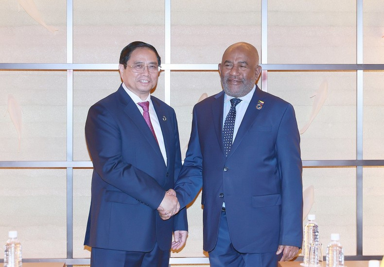 Prime Minister Pham Minh Chinh (L) and President of the Union of Comoros Azali Assoumani (Photo: Duong Giang)