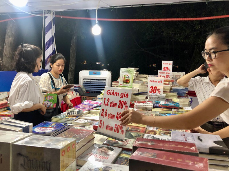 Many diícounts offered for readers.