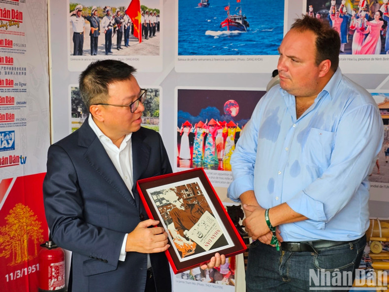 Editor-in-Chief Le Quoc Minh presents a picture entitled “Uncle Ho reading Nhan Dan Newspaper” to Editor-in-Chief Fabien Gay and expresses his hope that the friendship between the French and Vietnamese communists as well as the cooperation between two Party Newspapers will increasingly develop.